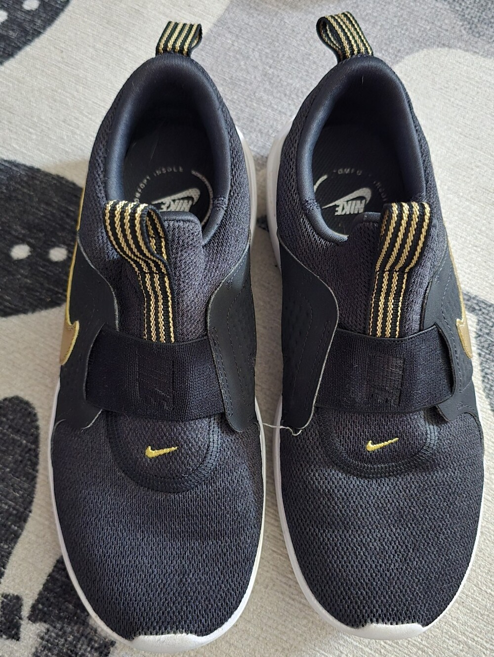 Nike Wmns AD Comfort Black Metallic Gold